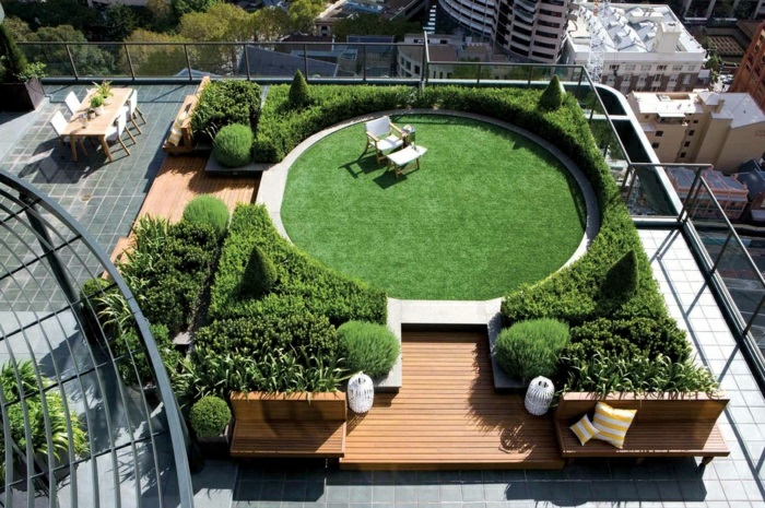 schöne terrasse gestalten am dach, große grüne fläche mit liegestühlen und sitzraum, schön bepflanzt