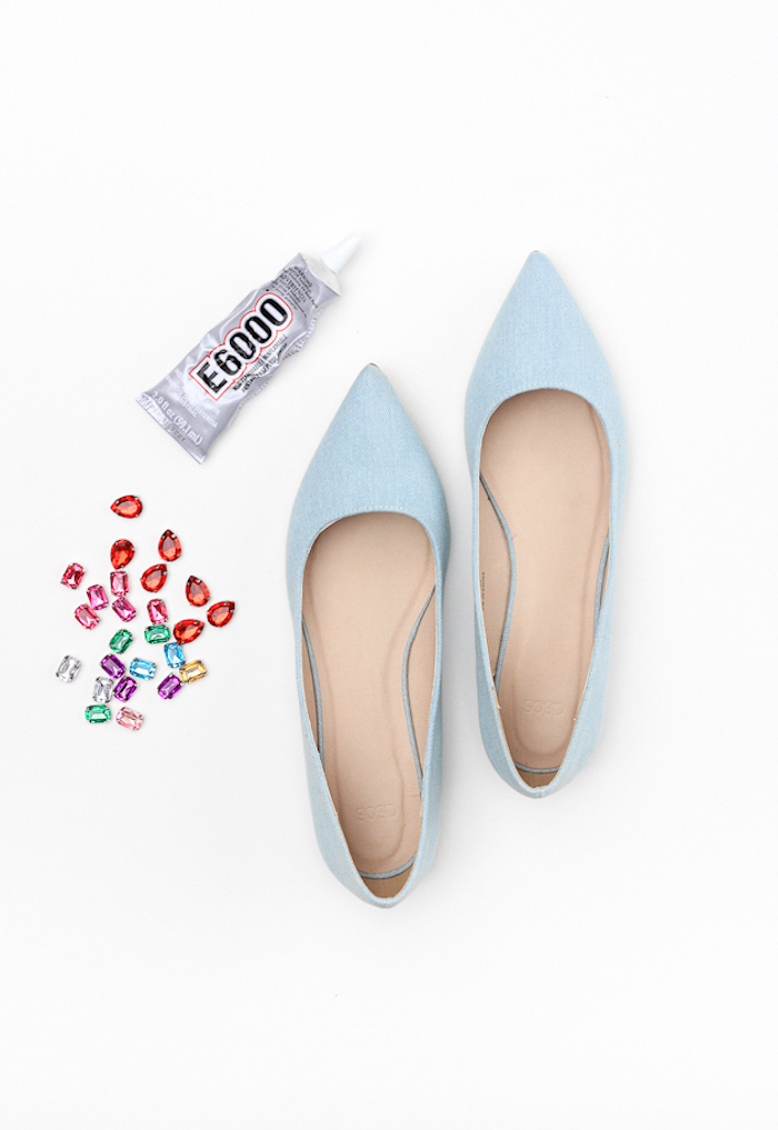 Schönes Geburtstagsgeschenk für Freundin, schlichte blaue Schuhe mit bunten Kristallen verzieren