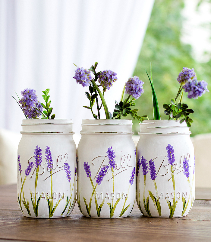 Vasen kreativ gestalten, mit weißer Acrylfarbe bemalen, Lavendel aufzeichnen, DIY Idee zum Nachmachen