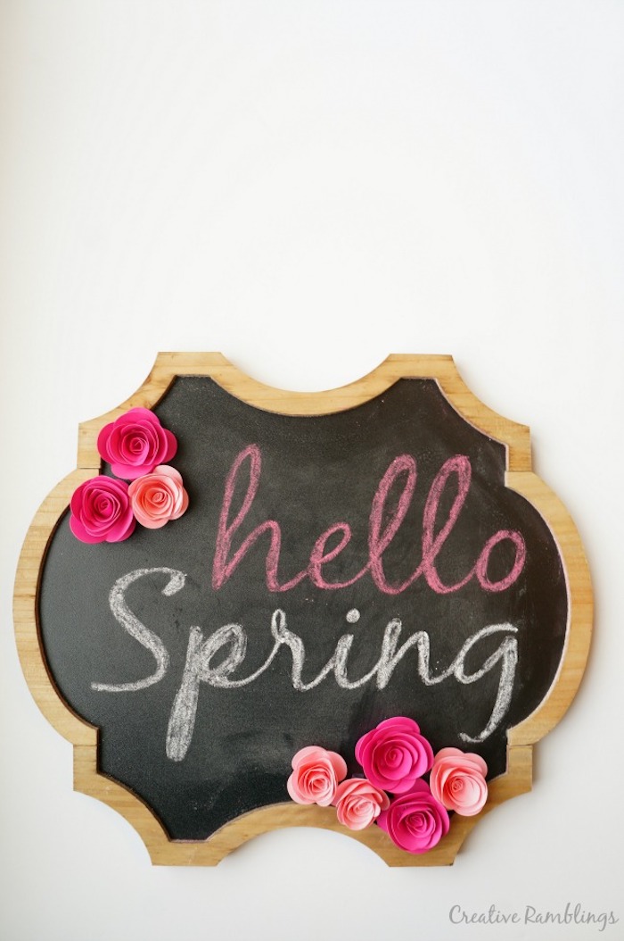 Schreibtafel mit Blumen aus Papier verzieren, Aufschrift Hallo Frühling, Leiche DIY Idee