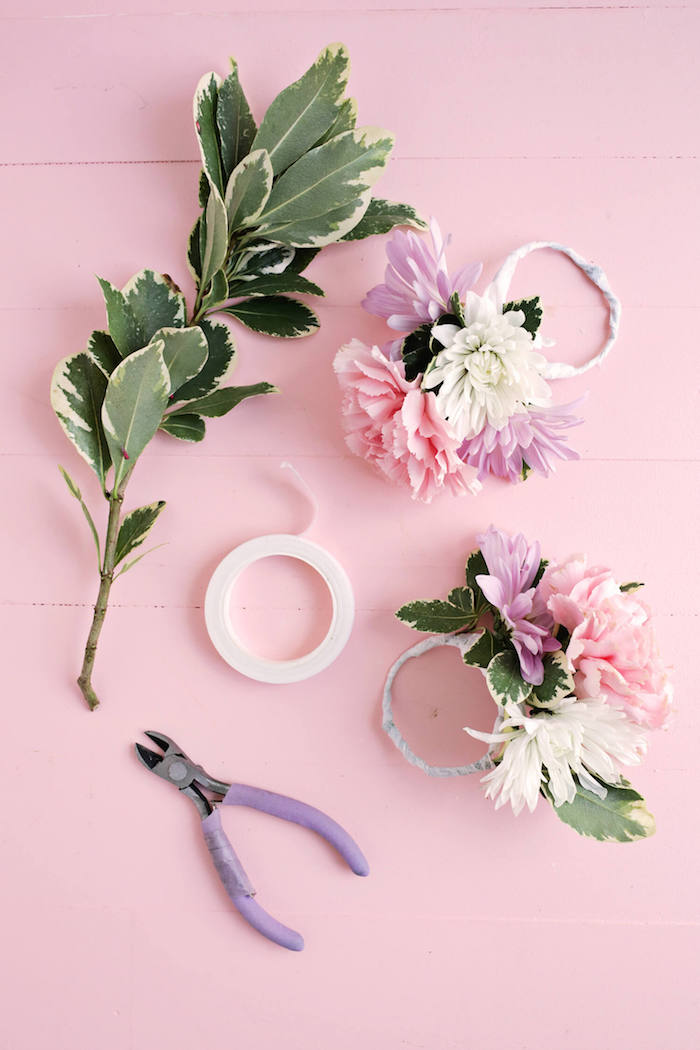 Serviettenhalter mit lila und weißen Chrysanthemen und rosa Nelken, echte Blüten und Blätter befestigen