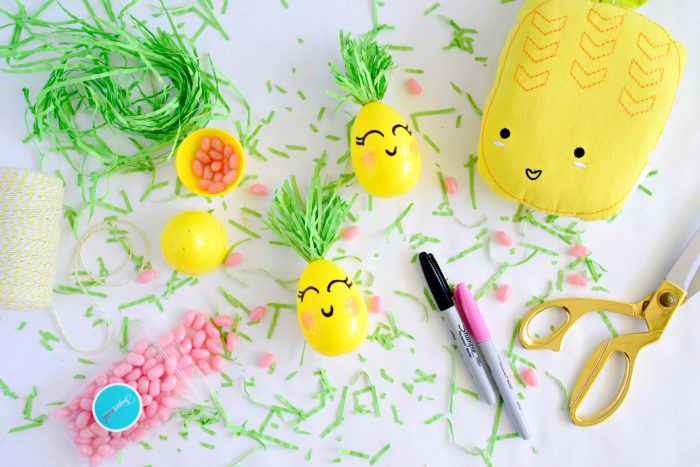 basteln ostern, diy geschenke für kinder, gelbe eier aus lkunststoff, augen zeichnen