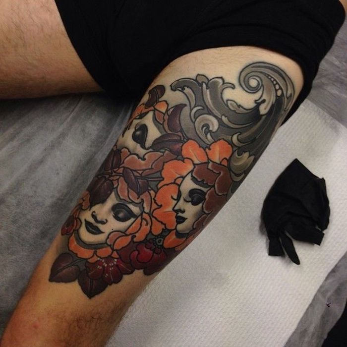 mann mit farbigem bein tattoo, weiße frauengesichter, orange blumen, wasserwellen, japanischen motiven