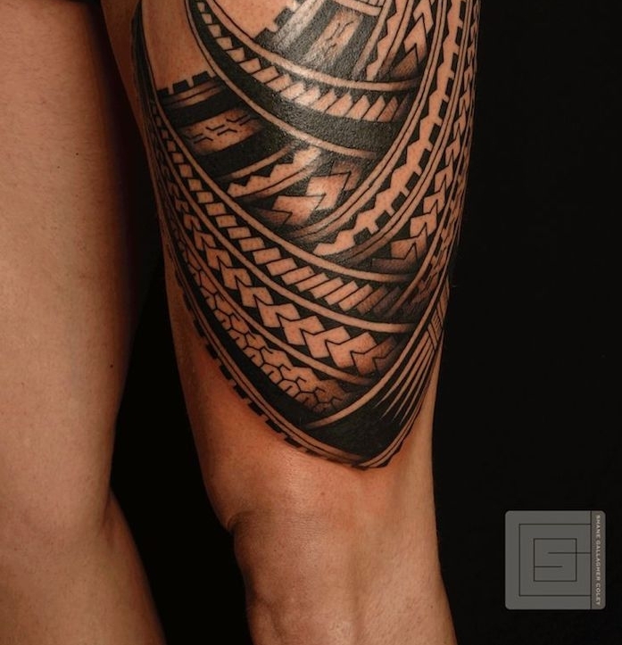 bein tattoo in schwarz und grau, große tätowierung mit polynesischen motiven, geometrische elementen, mann