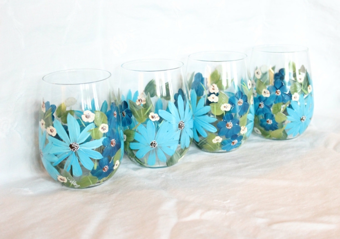 zwei Schattierung von blauen Blumen und kleine weiße Blumen, Glas bemalen