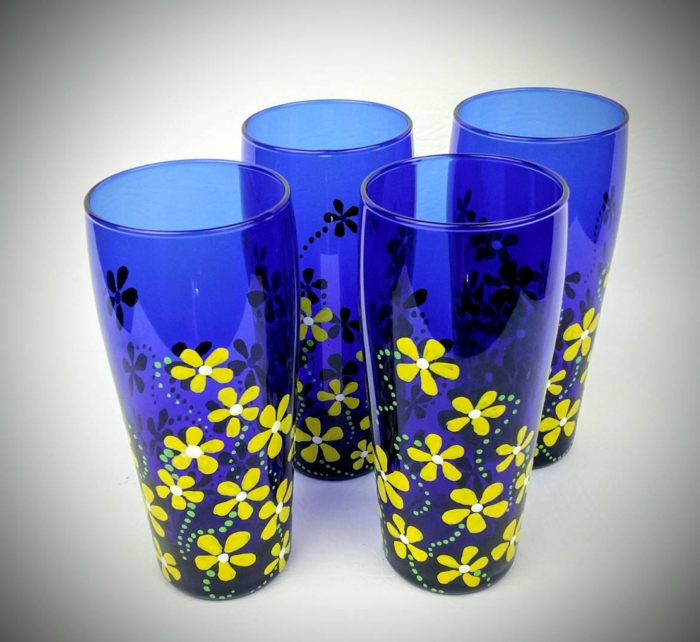 blaue Gläser mit gelben Blümchen, schnell und einfach Glas bemalen
