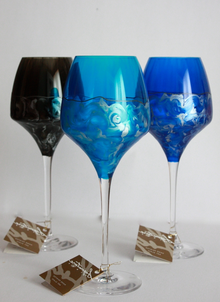 zwei blaue Gläser in verschiedenen Schattierung, ein dunkles schwarzes Glas, Glas bemalen