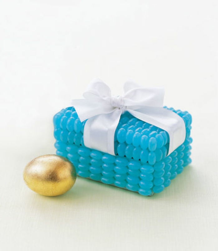 eine kleine Schachtel voller goldene Schokoladeneier, Ostergeschenke basteln