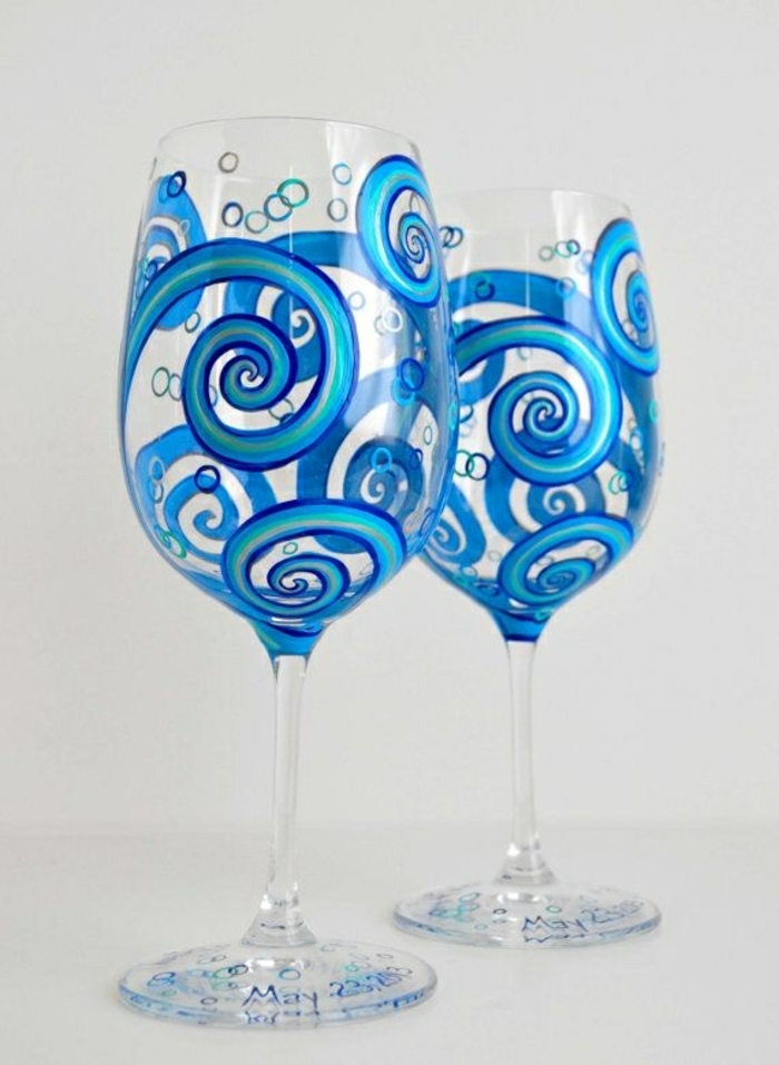 blaue Gläser, schön bemalte Spirale, mit dem Datum von Hochzeit, Glas verzieren