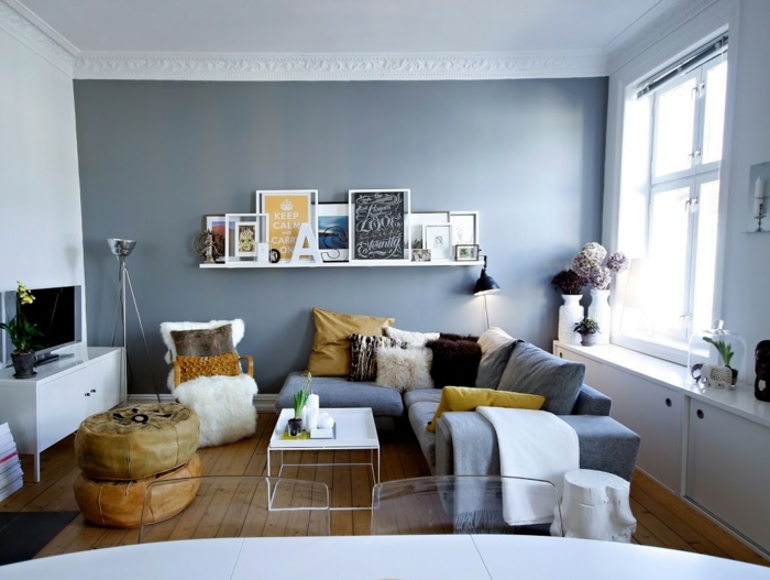 blaues Sofa, Wohnzimmer Ideen für kleine Räume, kleine Wohnzimmermöbel, Laminat Boden