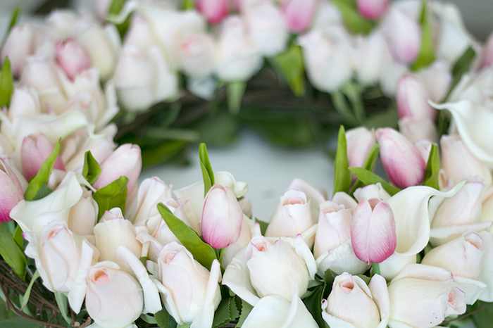 Türkranz mit weißen Rosen und rosafarbenen Tulpen, Kranz aus Weidenzweigen und echten Blüten