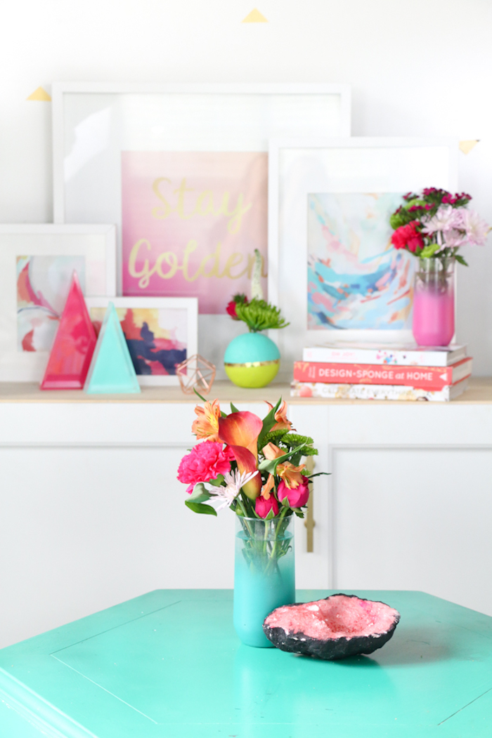 Blumenstrauß in blauer Vase, Pfingstrosen, Kalien und Nelken, Bücher und Gemälden im Hintergrund