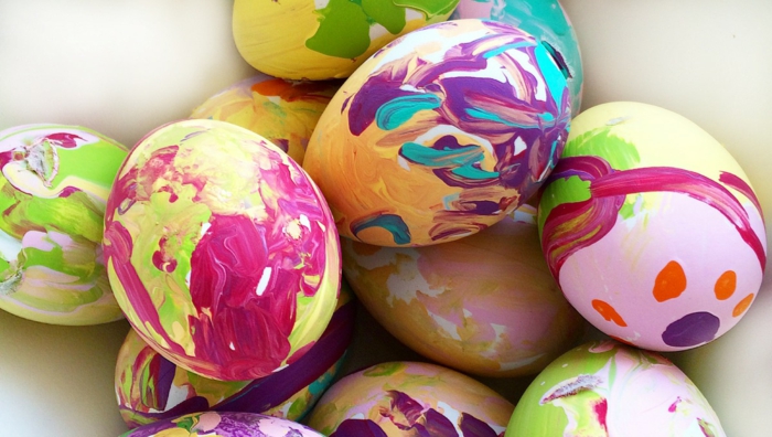 Ostereier färben, mit einer Pinsel bemalen, mit Kindern Eier färben, schönes Endprodukt