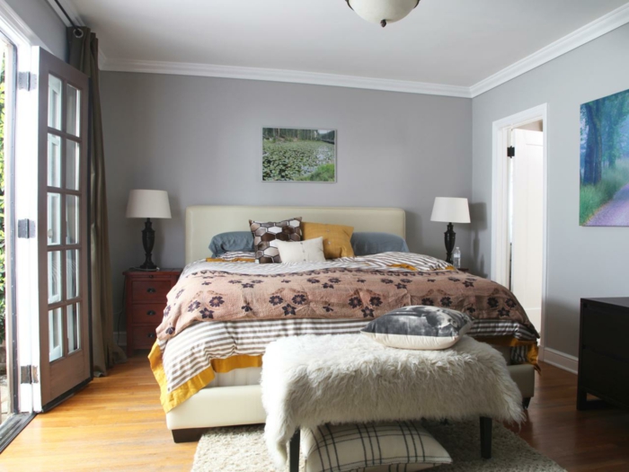 rosa Bettdecke, Schlafzimmer grau, ein grünes Bild von einer Wiese, silberne Kissen, viel natürliches Licht
