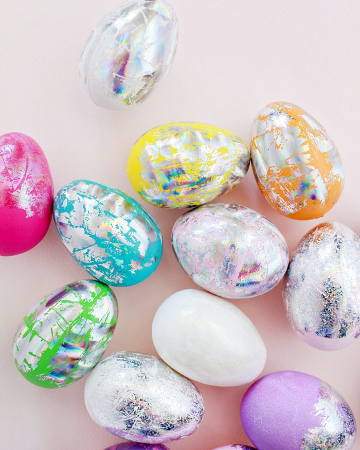 Ostereier natürlich färben, silberne Dekoration von Eier in vielen Farben