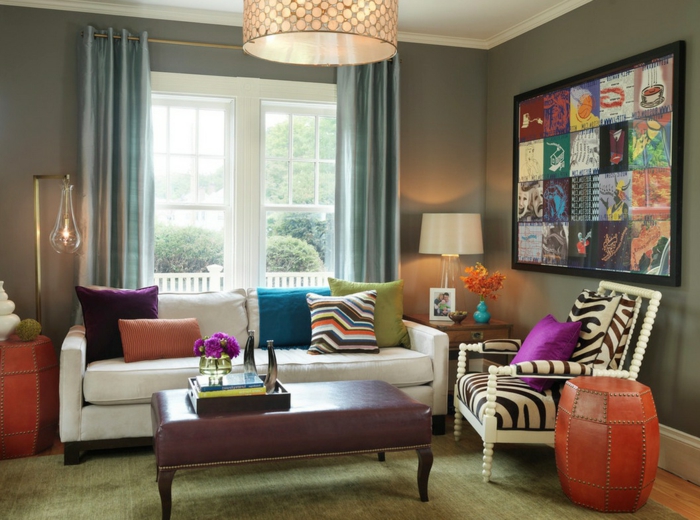 ein Wohnzimmer mit vielen Farben, Wohnzimmer Ideen für kleine Räume, ein grauer Teppich