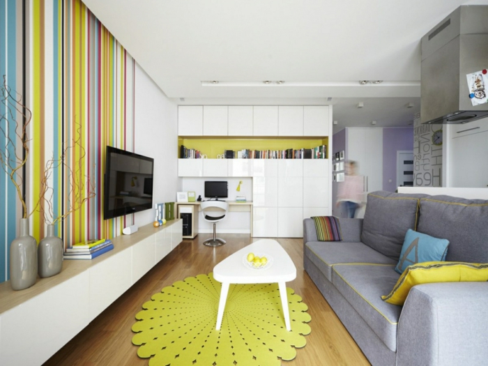 ein gelber Teppich, graues Sofa, ausgefallener Tisch, Wohnzimmer Ideen für kleine Räume