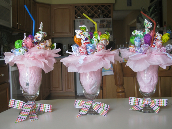 drei Gläser mit rosa Papier gefüllt, Ostereier und Trinkhalme als Dekoration, Ostergeschenke basteln