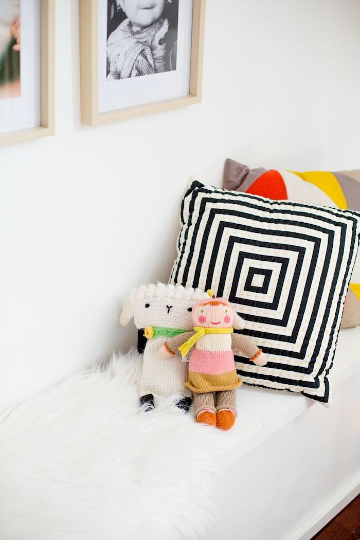 Babyzimmer Deko, zwei kleine Kissen, Amigurumi Puppe und Lamm, Bilder an der Wand