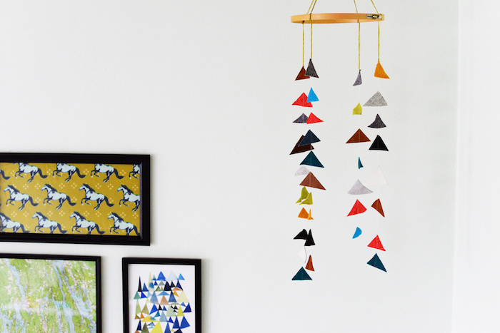 DIY Mobile fürs Babyzimmer aus Filz, bunte Dreiecke, drei Gemälde an der Wand 