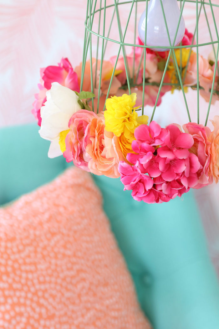 Lampenschirm mit künstlichen Blüten verzieren, Frühlingsdeko fürs Wohnzimmer