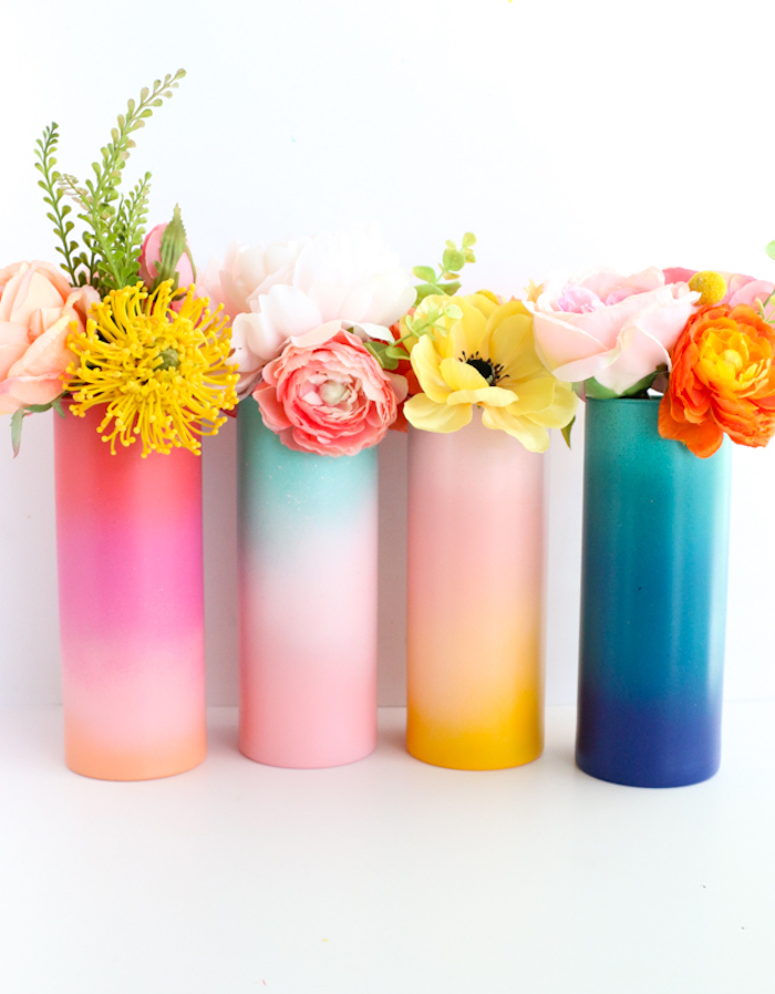 Vasen selbst bemalen, DIY Idee für Frühlingsdeko, Blumen in verschiedenen Farbnuancen