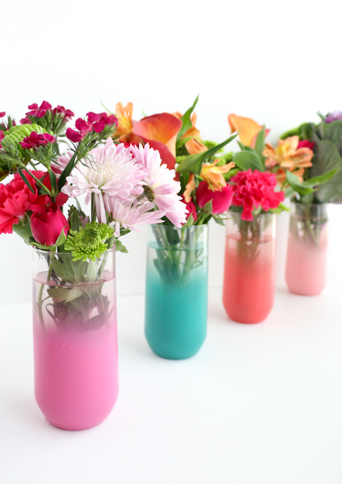 Chrysanthemen und Rosen in bunten Vasen, Frühlingsdeko für Zuhause selber machen