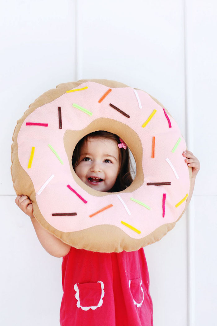 Donut Kissen, Deko fürs Kinderzimmer, süßes Mädchen mit rotem Kleid und schwarzem Haar
