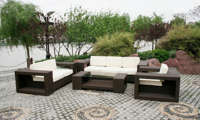 einfache einrichtung eies gartens, terrasse dekorieren, weiche sitzecke, sofa, sessel