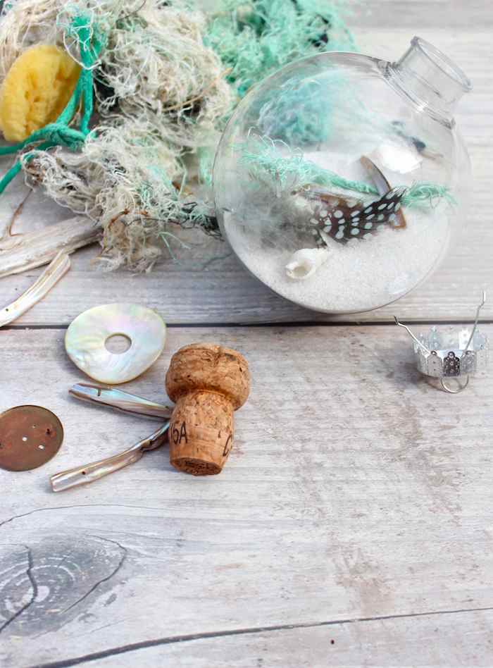 DIY Idee für kleines Hochzeitsgeschenk selber machen, Weihnachtskugel mit Sand, Muscheln und Federn füllen