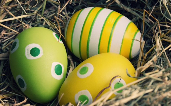 Ostereier natürlich färben in ein Nest gelegt, grüne, weiße und gelbe Eier