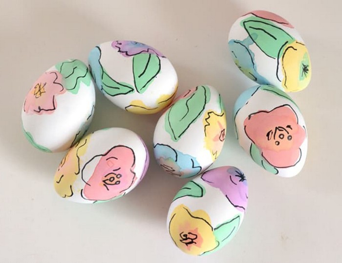 eier anmalen eier natürlich färben mit wasserfarbe und filzstift ostereier bemalen weiße eier mit pastelmustern blumen