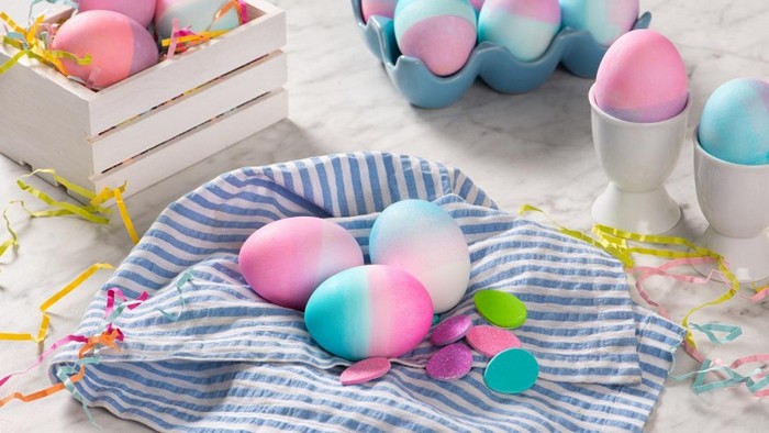eier bemalen muster eier färben mit hausmitteln eier färben pasteltöne ombre effekt in rosa himmelblau auf einem tuch