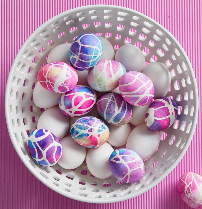 eier bemalen muster eier färben rote beete ostereier färben mit backpulver beutel mit bunten eiern rosa blau weiß