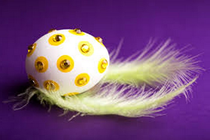 eier färben eierfarben seler machen ostereier muster eier färbennatur weißes ei mitgelben polka dots und federn deko