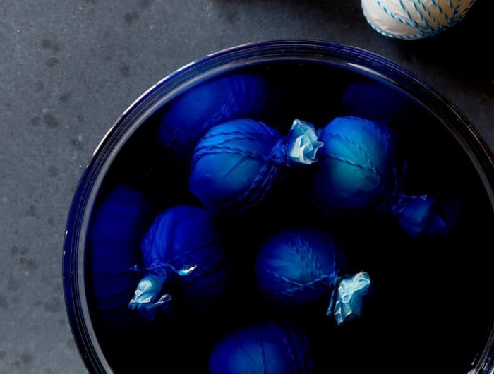 eier färben ostereier natürlich färben shibori technologie blaue farbe eier tauchen