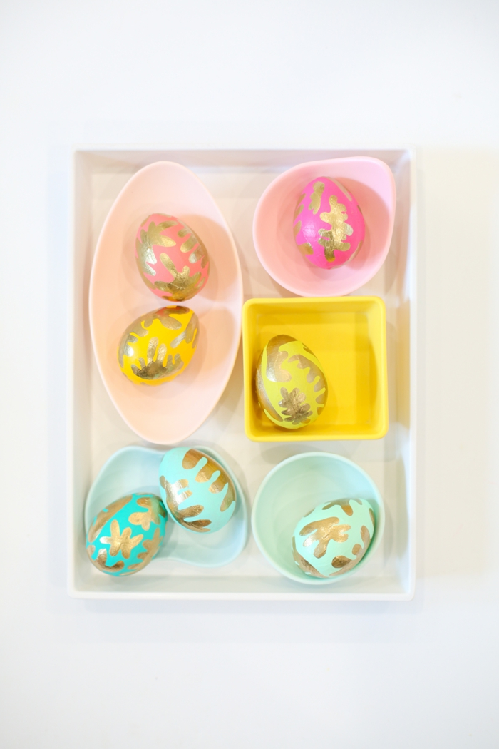 bunte Eier bemalen, in kleinen Schachtel mit origineller Form geordnet
