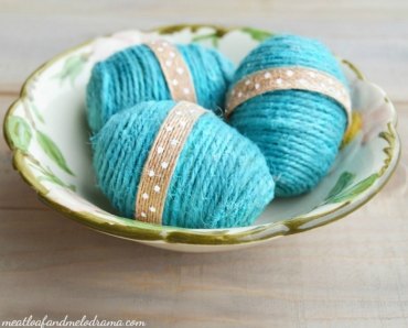 eier selber machen ostereier bemalen natürliche farben ostereier muster kinder ostereier in baumwollfaden binden himmelblau