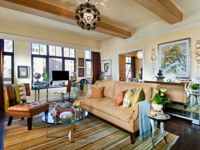oranges Sofa, gepolsteter Sessel, gestreifter Teppich, ein runder Lampenschirm, Wohnzimmer Ideen für kleine Räume