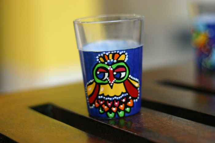 blauem Glas, bunte Eule, Gläser verzieren, ein Glas zum Wassertrinken jeden Tag