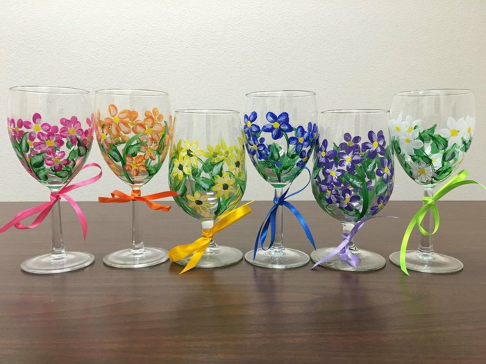 schöne Gläser mit Blumen verziert, mit bunten Blumen Glas bemalen, Schleife binden