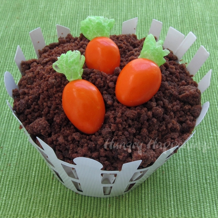 süße Ostergeschenke basteln mit Schokolade und Bonbons, ein Cupcake wie Garten