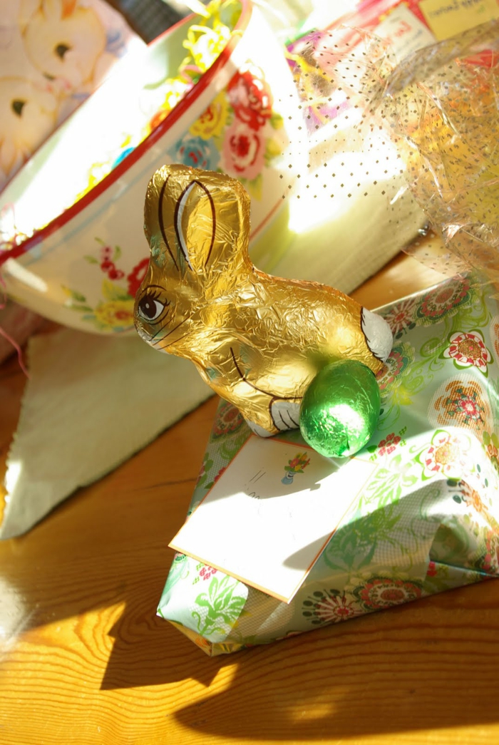 ein Osterhase aus Schokolade, kleine grüne Schokoladeeier, verpacktes Geschenk, Ostern basteln