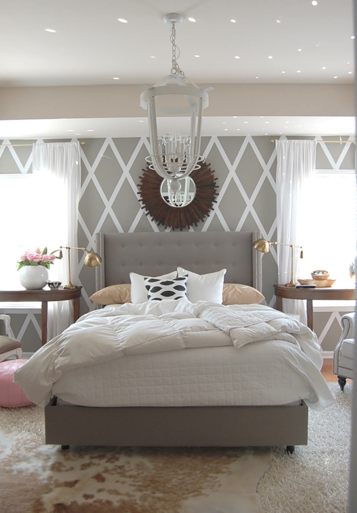 dekorativer Spiegel, an der Decke spiegeln sich kleine Lichter, Schlafzimmer grau