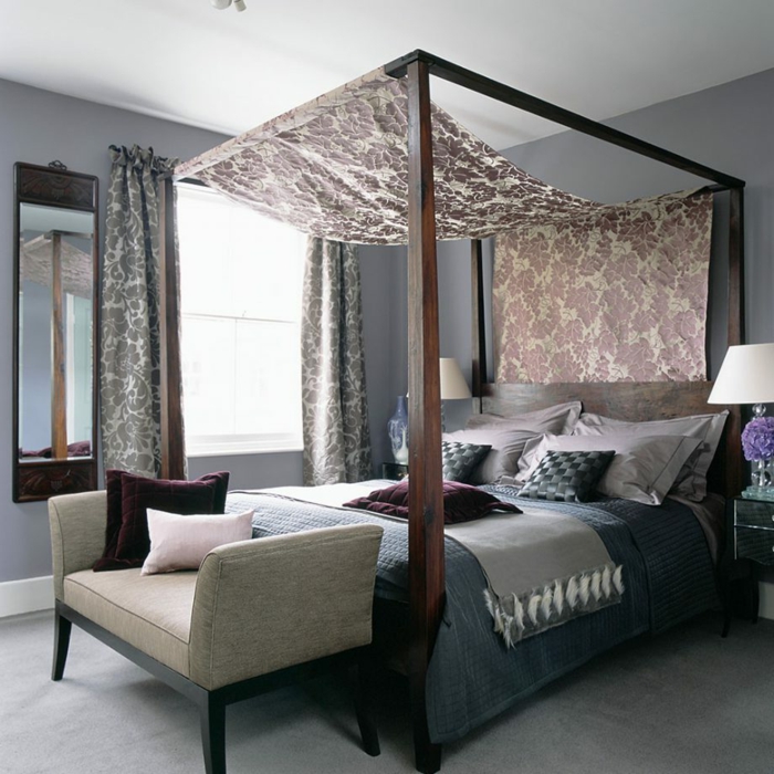 luxuriös Schlafzimmer einrichten, ein Himmelbett mit bemusterten Vorhänge, graue Bettwäsche
