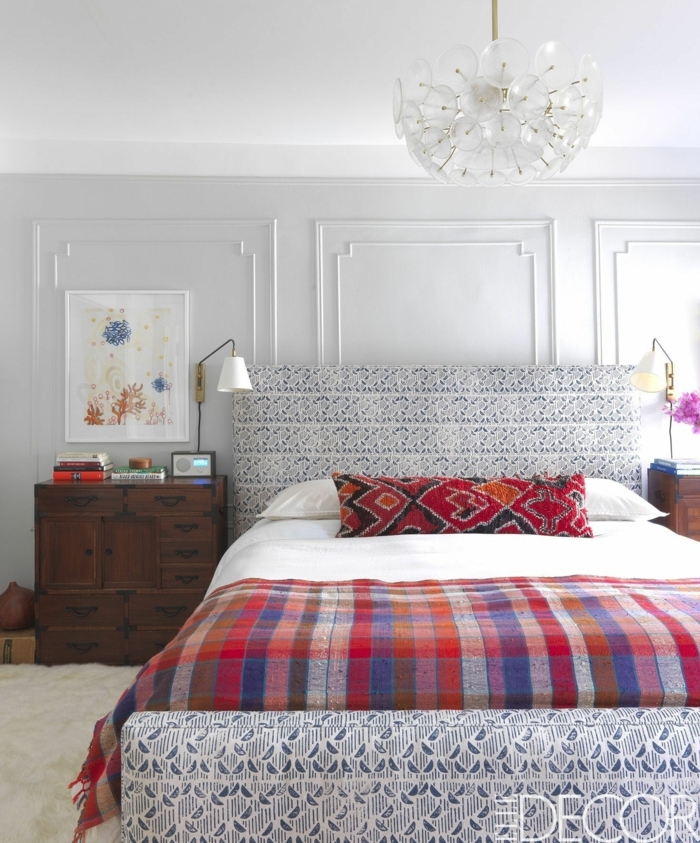 bemustertes graues Bett, ein buntes Bild, graue Wandfarbe, Schlafzimmer einrichten