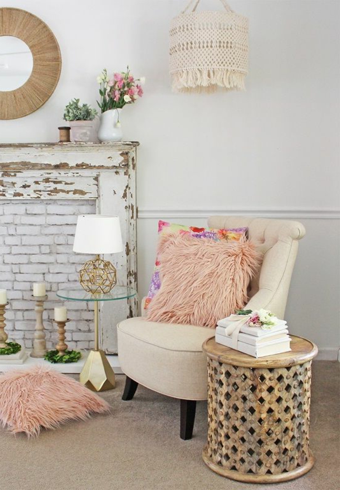 ein kleiner rosa Sessel mit flaschigen Kissen, ein weißer Kamin, kleines Wohnzimmer einrichten