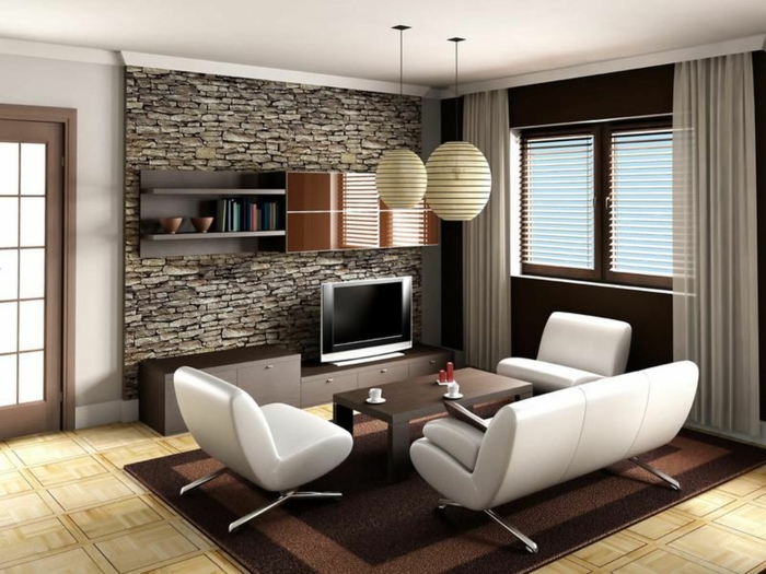ein Steinwand, braune Regale, weiße Sessel und weißes Sofa, kleines Wohnzimmer einrichten