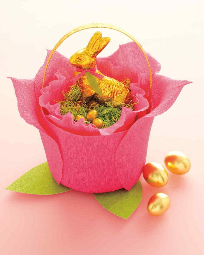 ein Körbchen wie rosa Rose dekoriert, voller Süßigkeiten mit goldenen Verpackungen, Ostergeschenke selber machen