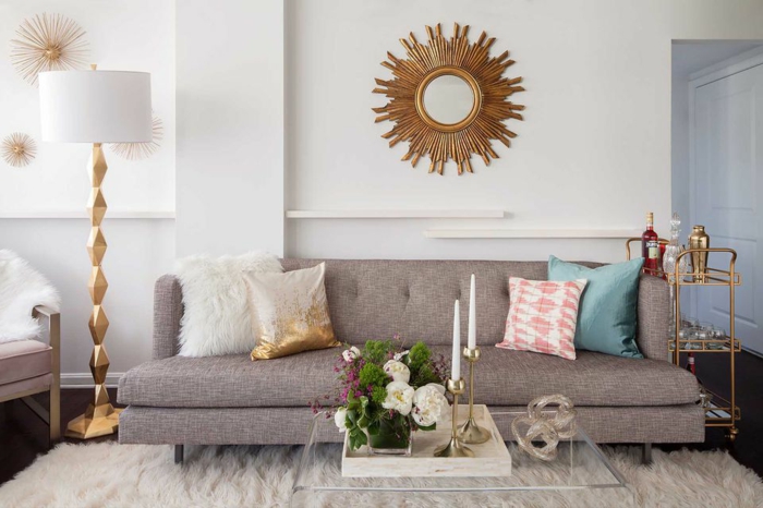 Spiegel mit Rahmen wie Sonnenstrahlen, graues Sofa, kleine Wohnung einrichten
